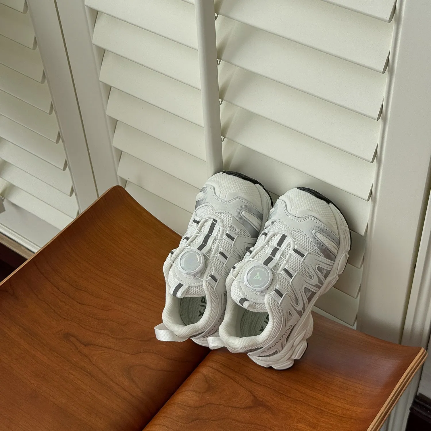 Lightweight casual shoes with breathable mesh and PU leather upper in solid colour options