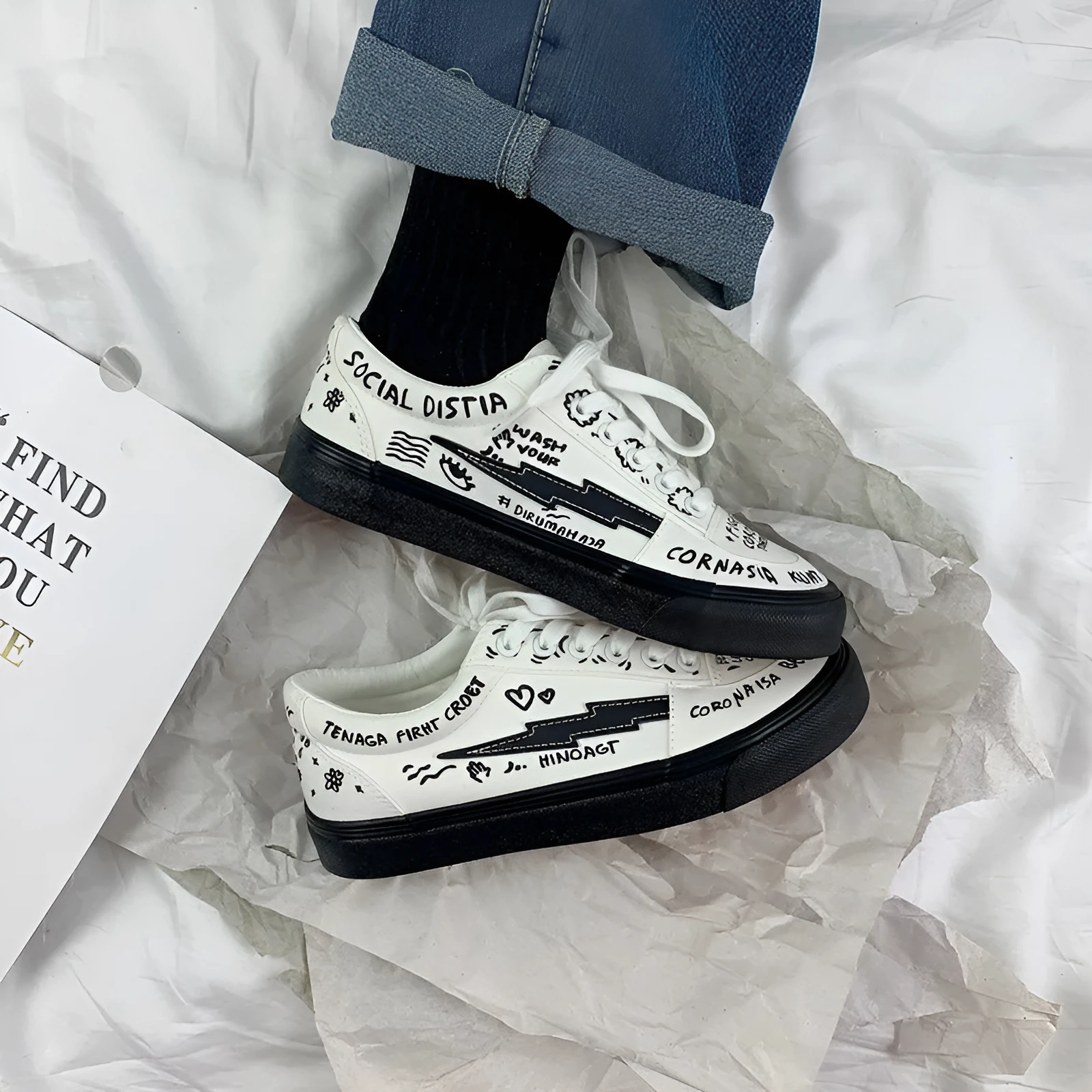 Women's white canvas shoes low top with lace-up tie and graffiti pattern on non-slip vulcanised sole