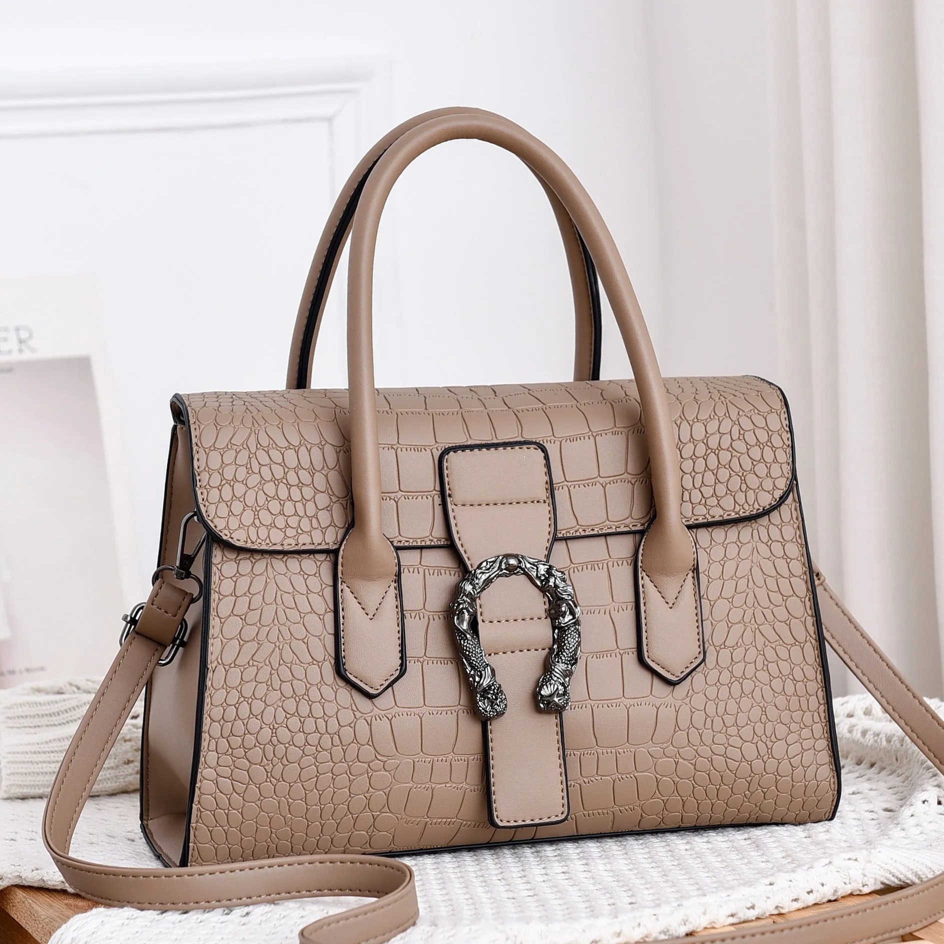 Korean fashion women's large crocodile pattern PU shoulder diagonal tote handbag in black
