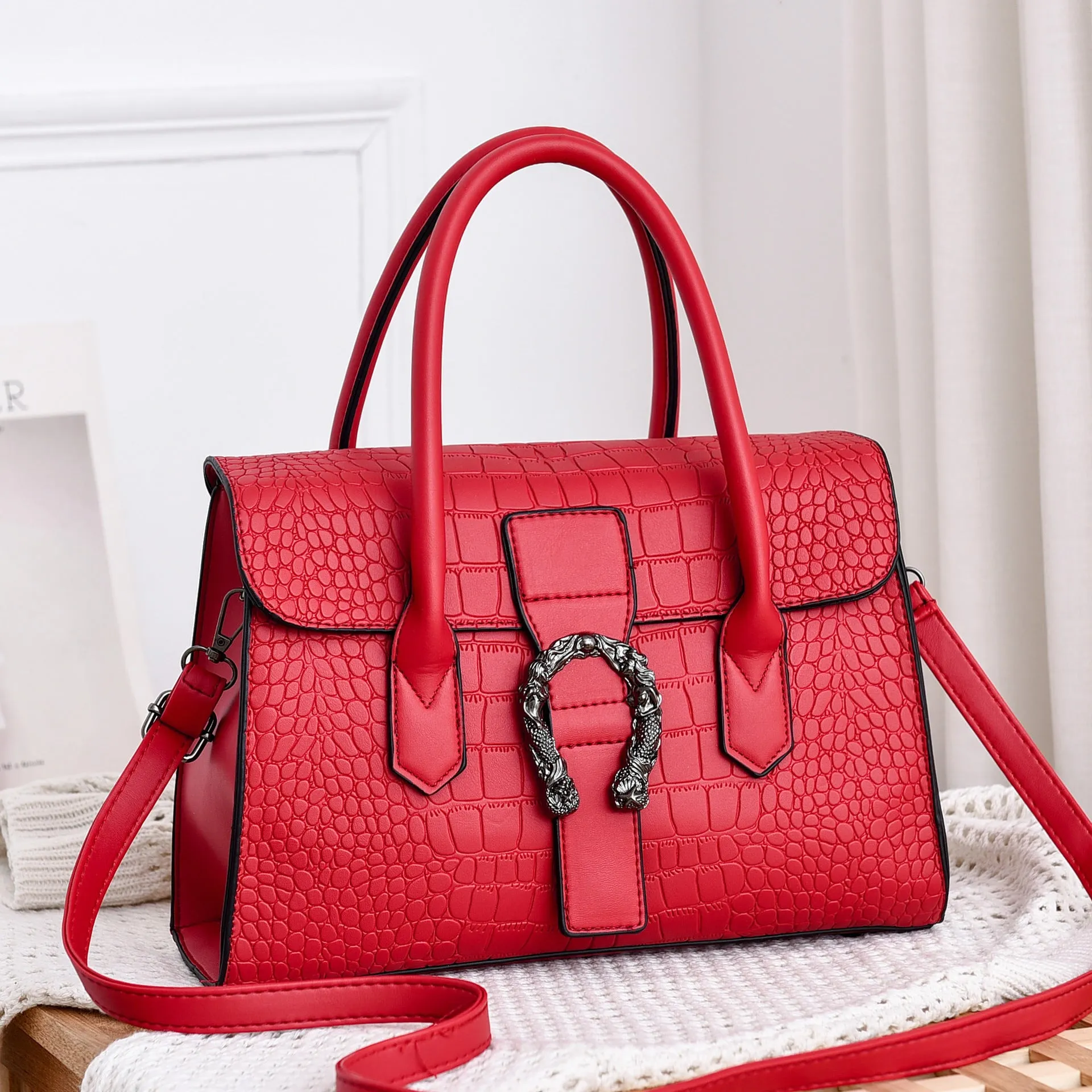 Korean fashion women's large crocodile pattern PU shoulder diagonal tote handbag in black