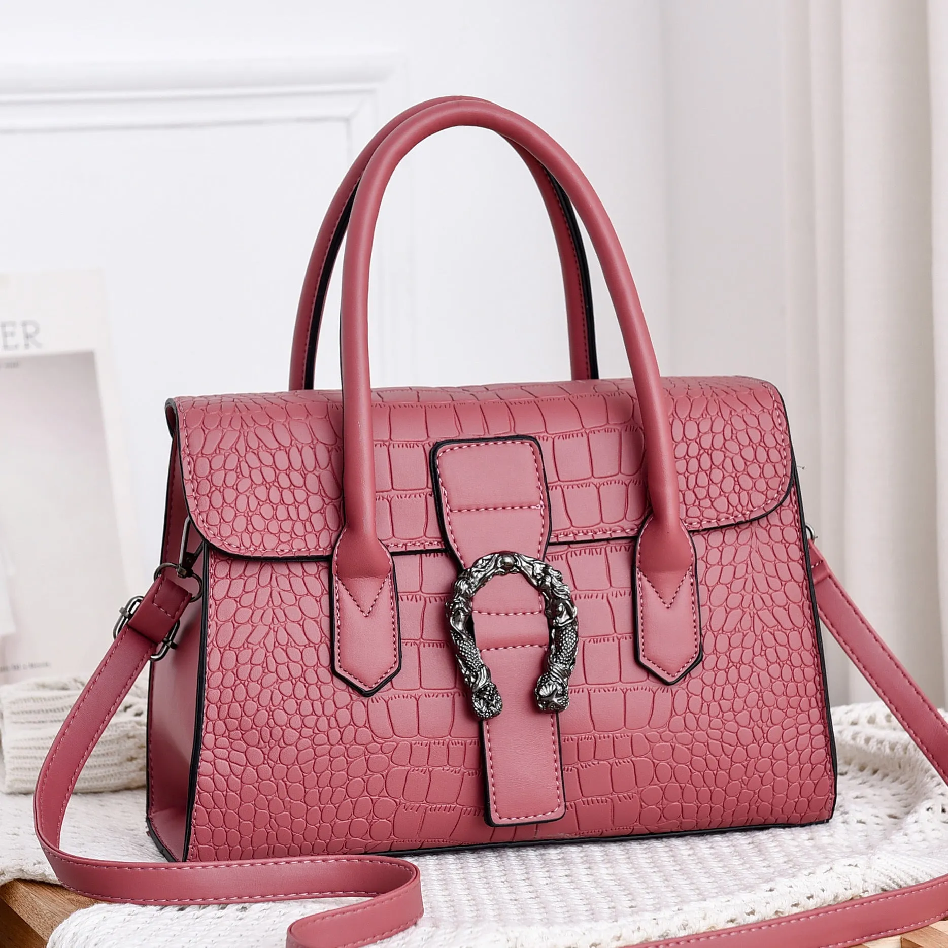 Korean fashion women's large crocodile pattern PU shoulder diagonal tote handbag in black