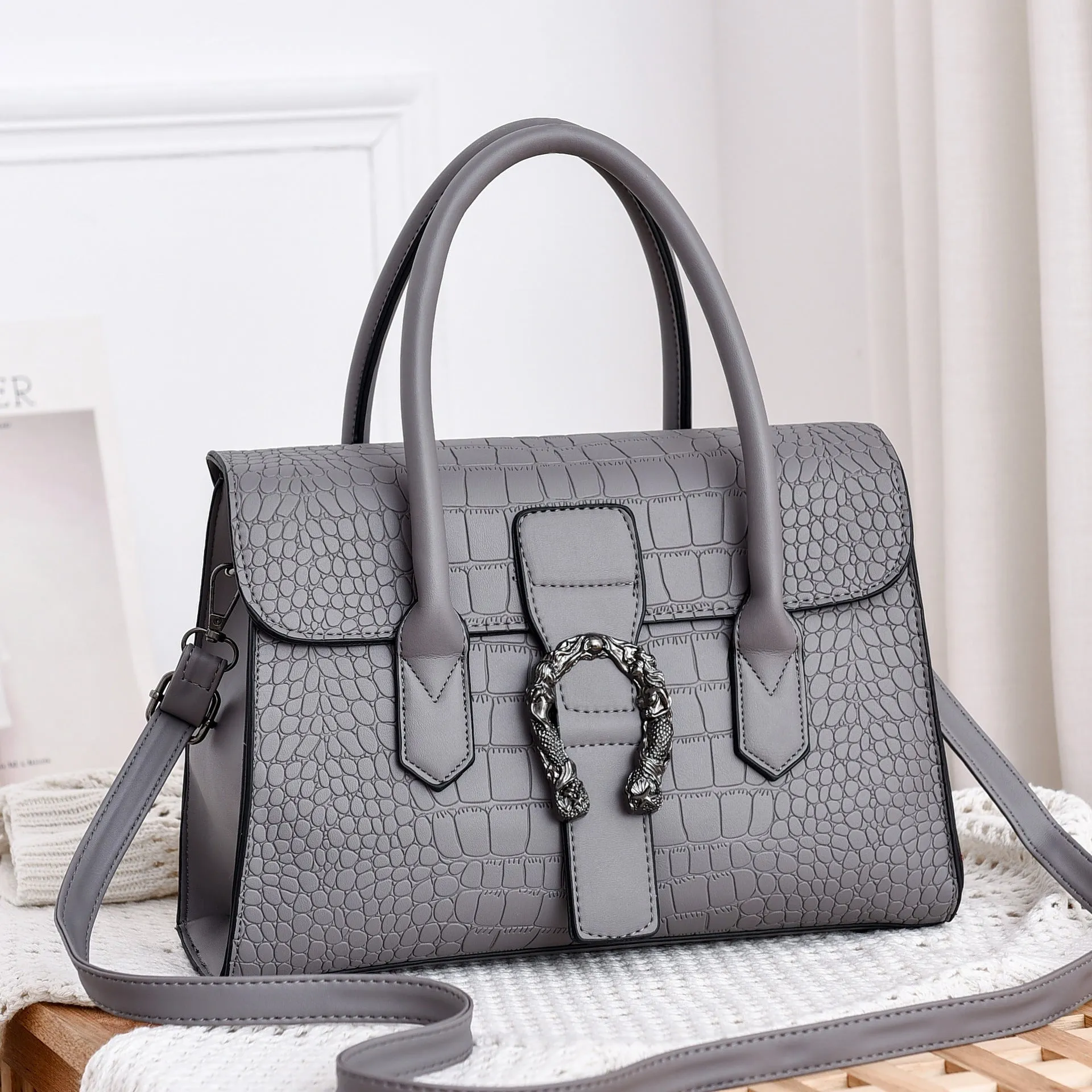 Korean fashion women's large crocodile pattern PU shoulder diagonal tote handbag in black