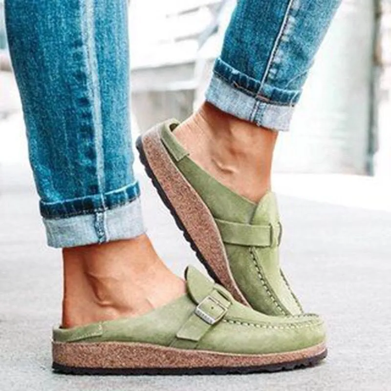Frosted suede one-pedal flat slippers with belt buckle in green colour, foam sole