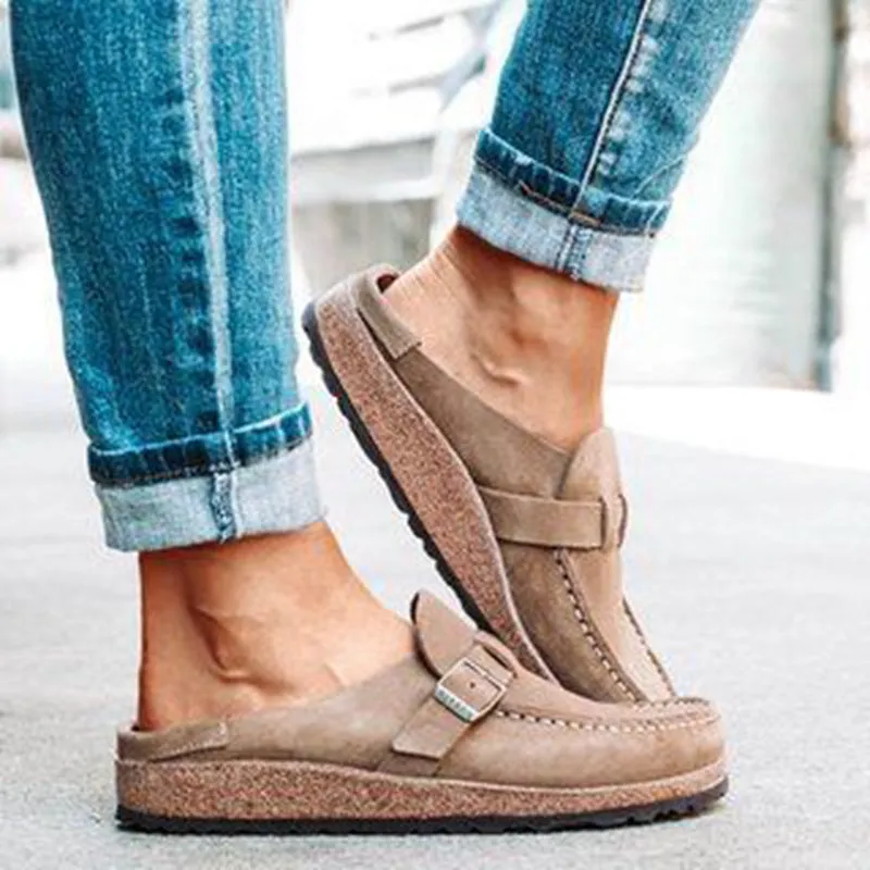 Frosted suede one-pedal flat slippers with belt buckle in green colour, foam sole