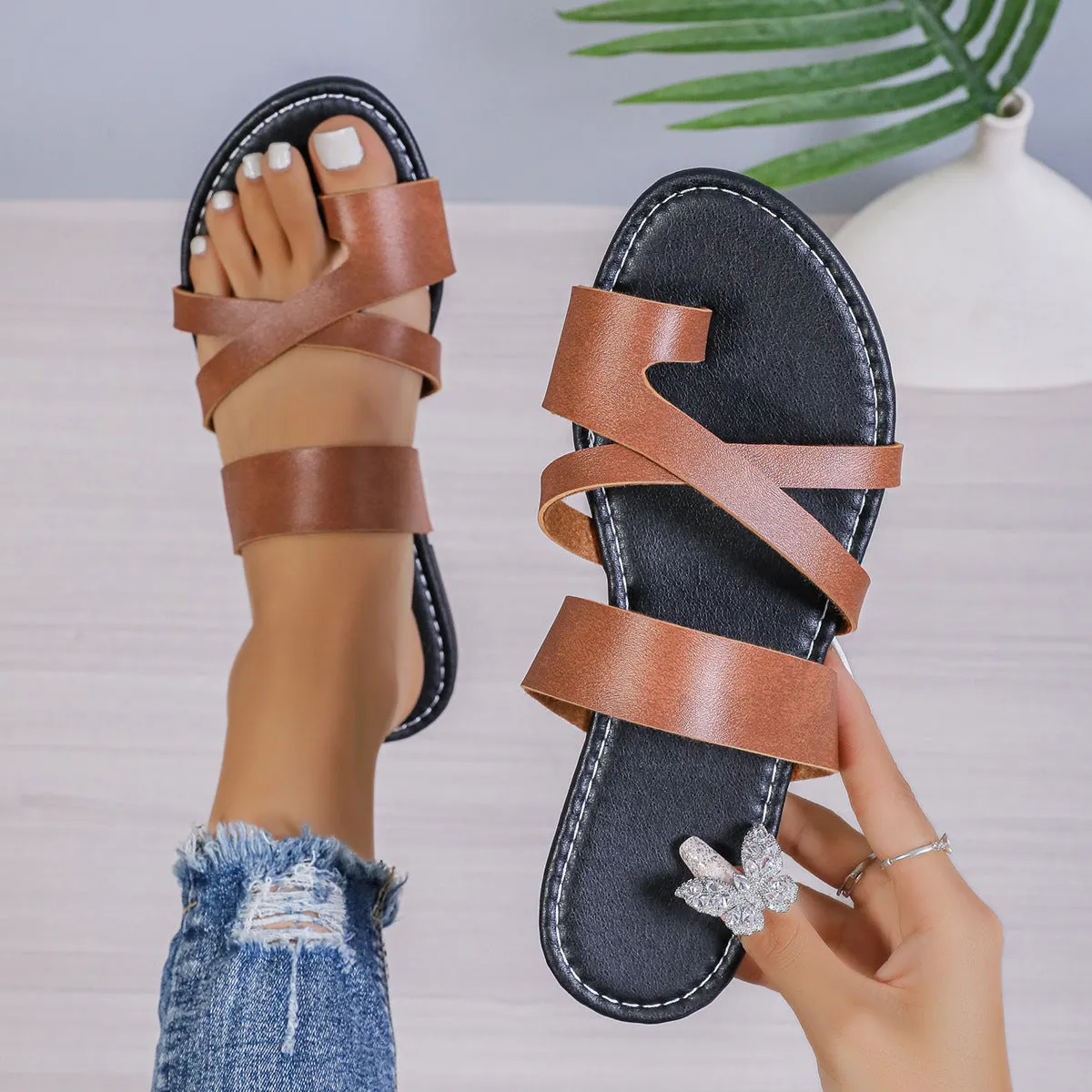 Casual round toe beach slippers in black with a one-line design and hollow-out details on the artificial PU upper.