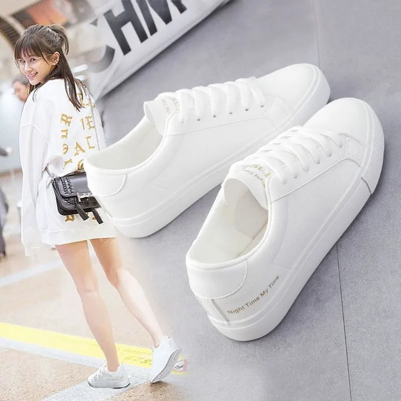 Women's canvas sneakers in white with rubber sole and lace-up closure