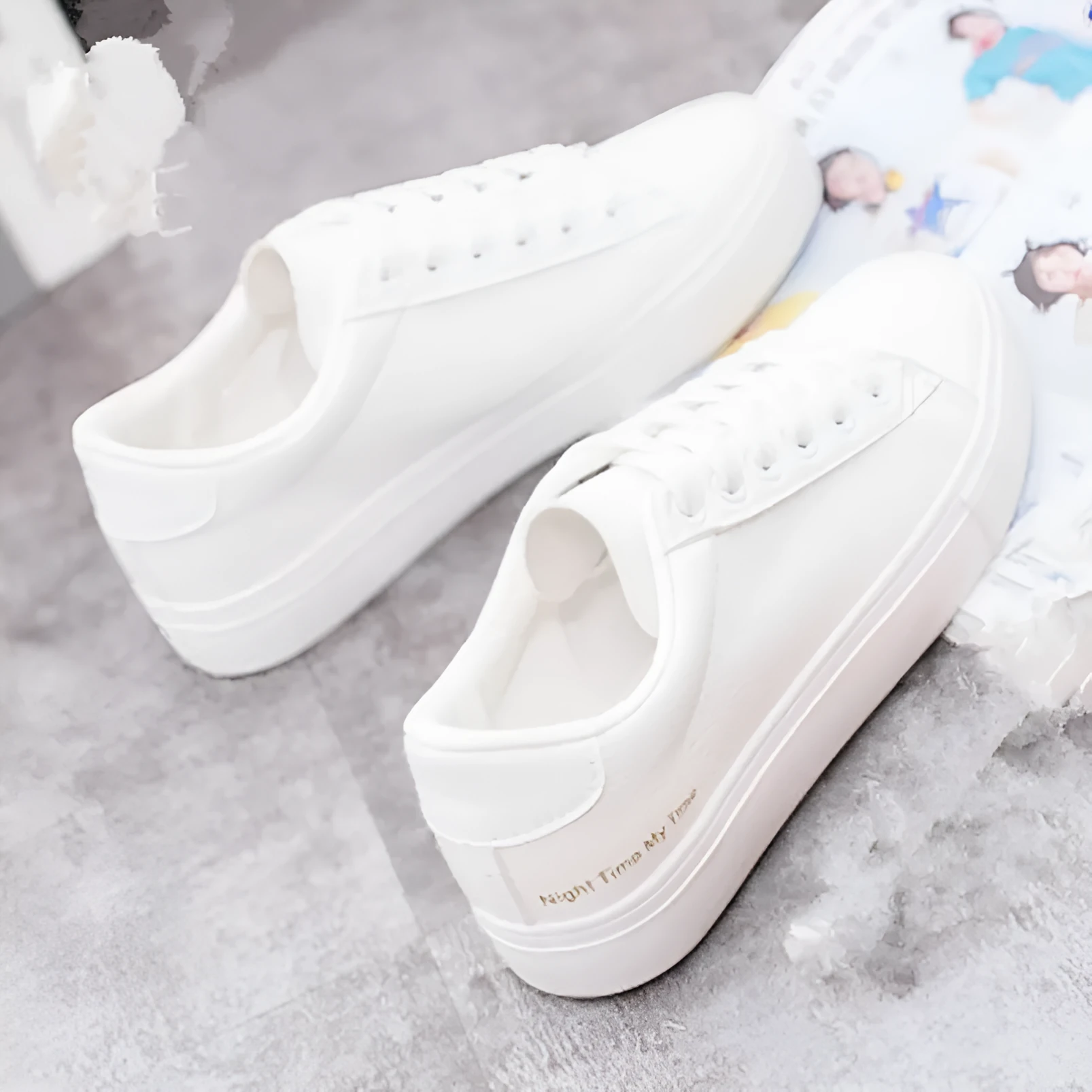 Women's canvas sneakers in white with rubber sole and lace-up closure
