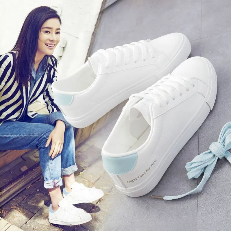 Women's canvas sneakers in white with rubber sole and lace-up closure