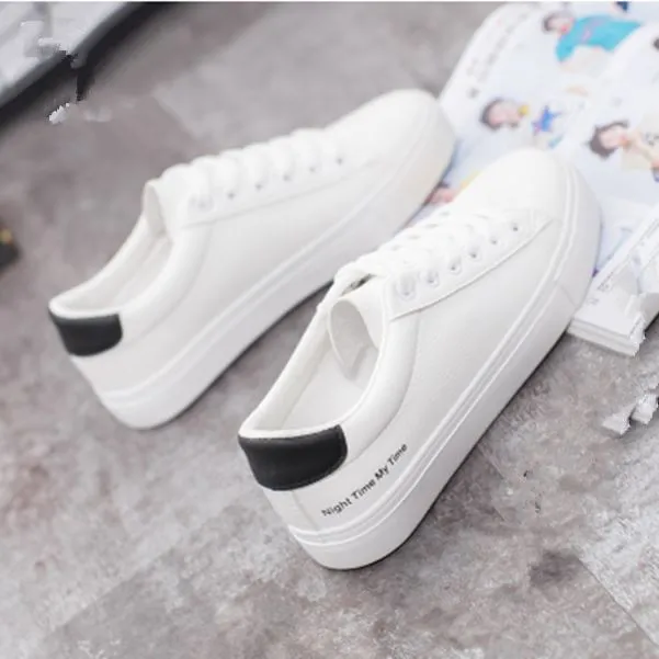 Women's canvas sneakers in white with rubber sole and lace-up closure