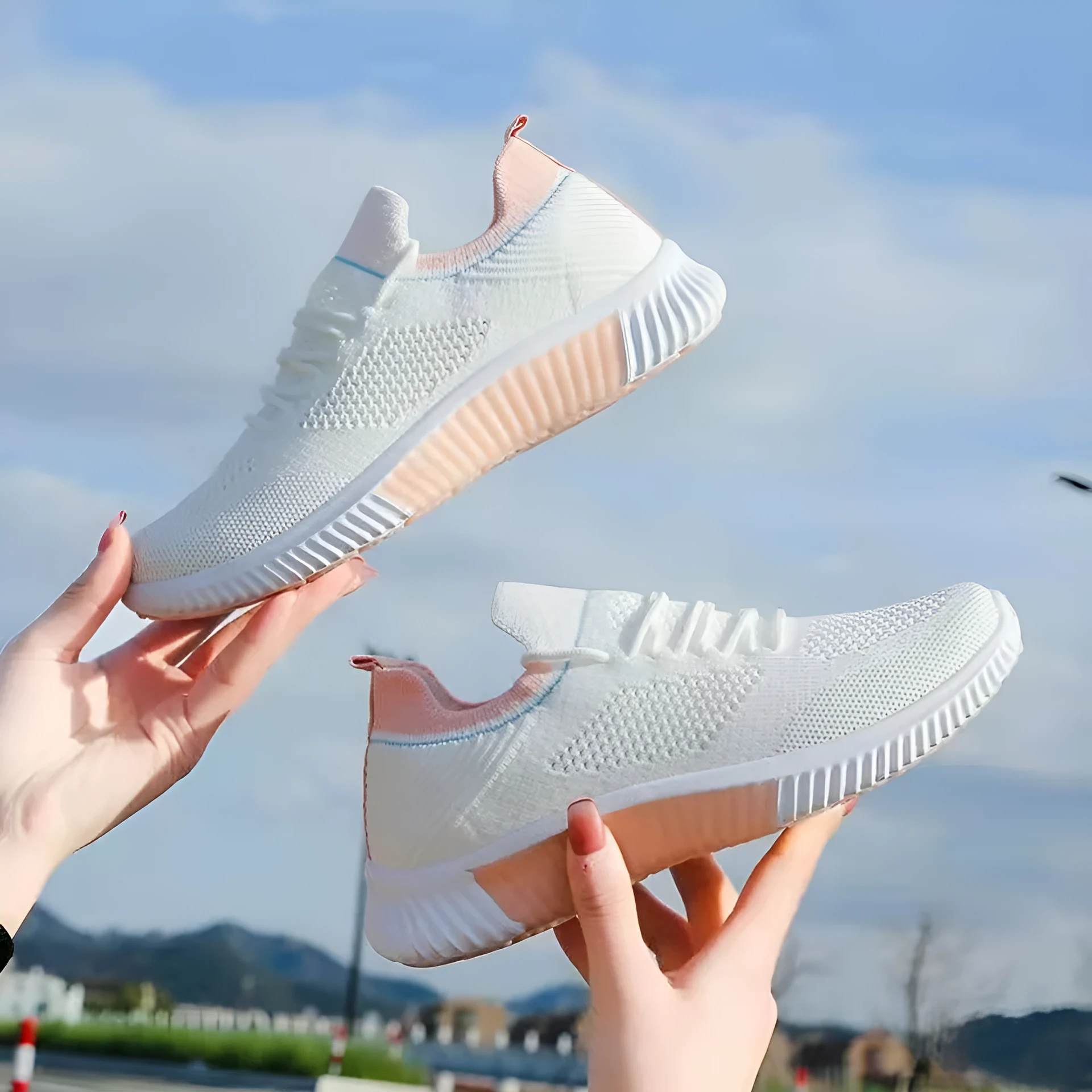 Flyknit breathable white low-top lace-up trainers for women with round toe and PVC sole