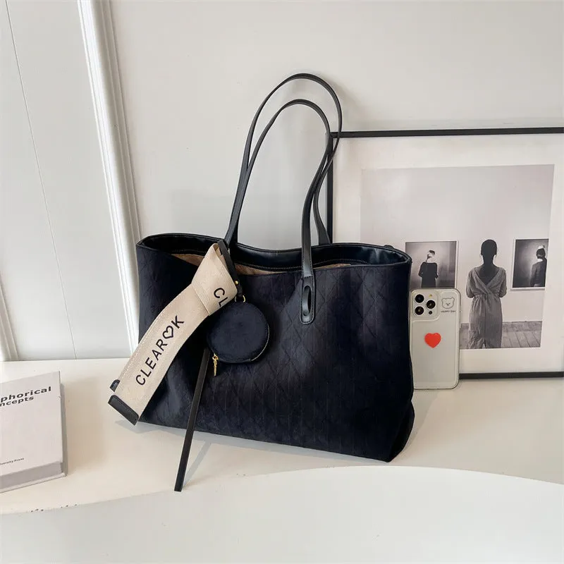 Casual large capacity shoulder bag in horizontal square shape with zippered interior compartment