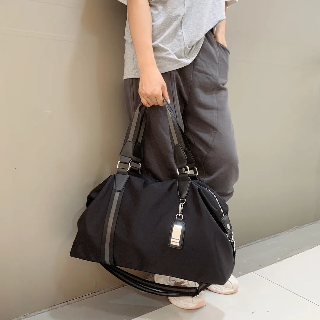 Men's Oxford cloth travel bag with under 20L capacity, zipper opening, internal pockets, black gold colour