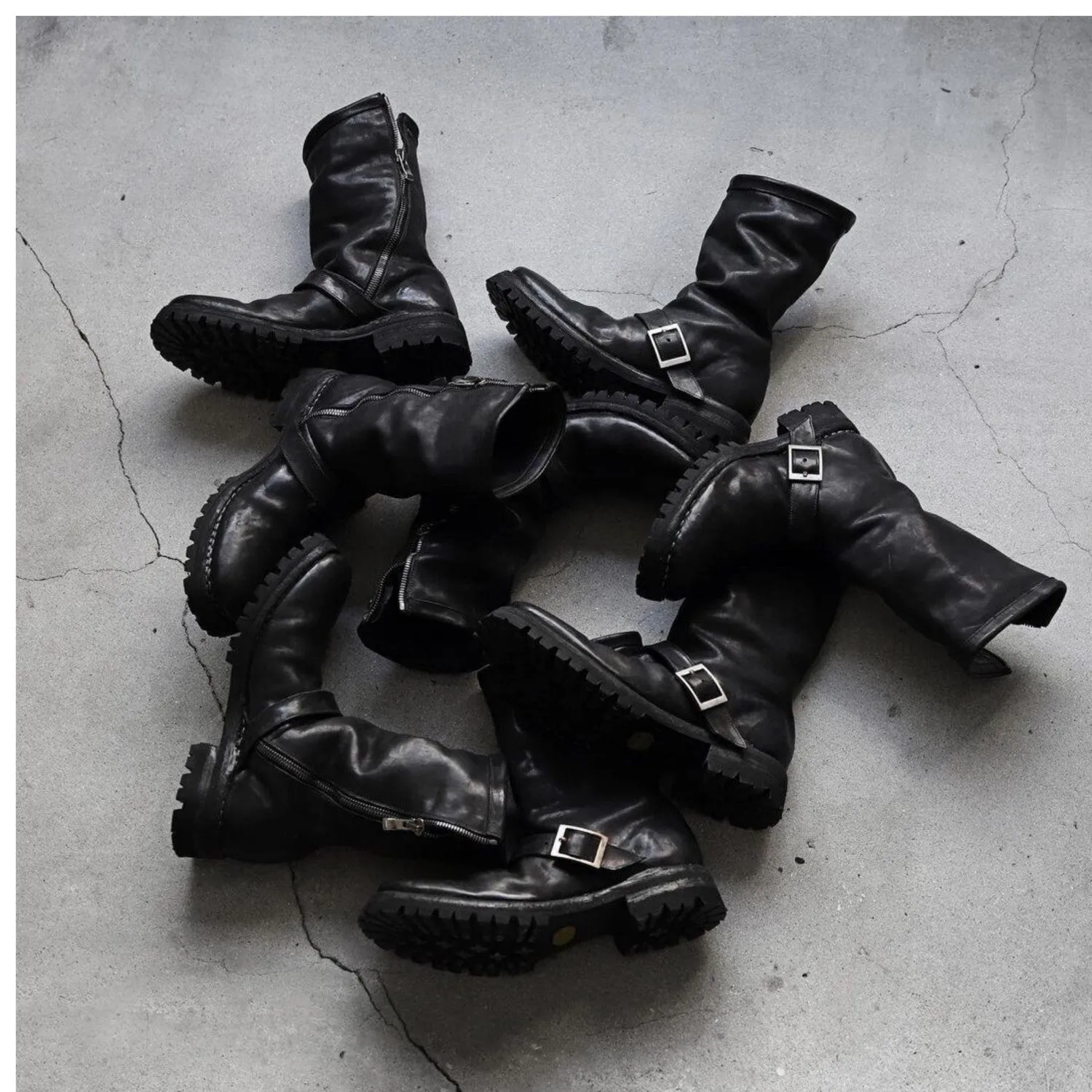 Men's black retro Martin boots with side zipper closure and round toe