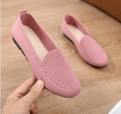 Women's casual flat shoes in black with breathable slip-on design