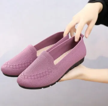 Women's casual flat shoes in black with breathable slip-on design