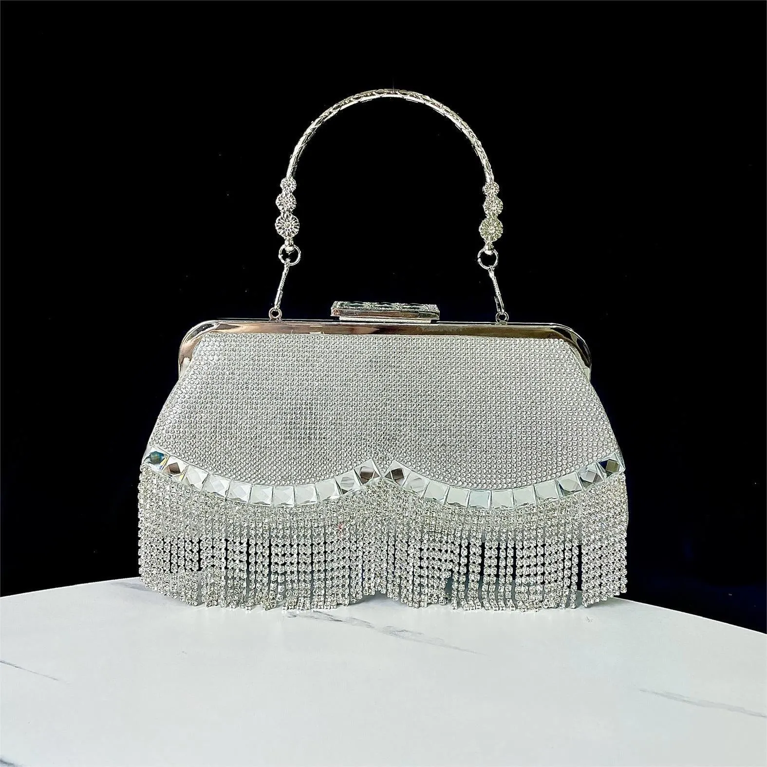 Tassel crossbody banquet bag in polyester shell shape with diamond chain and open pocket, available in black, gold, or silver