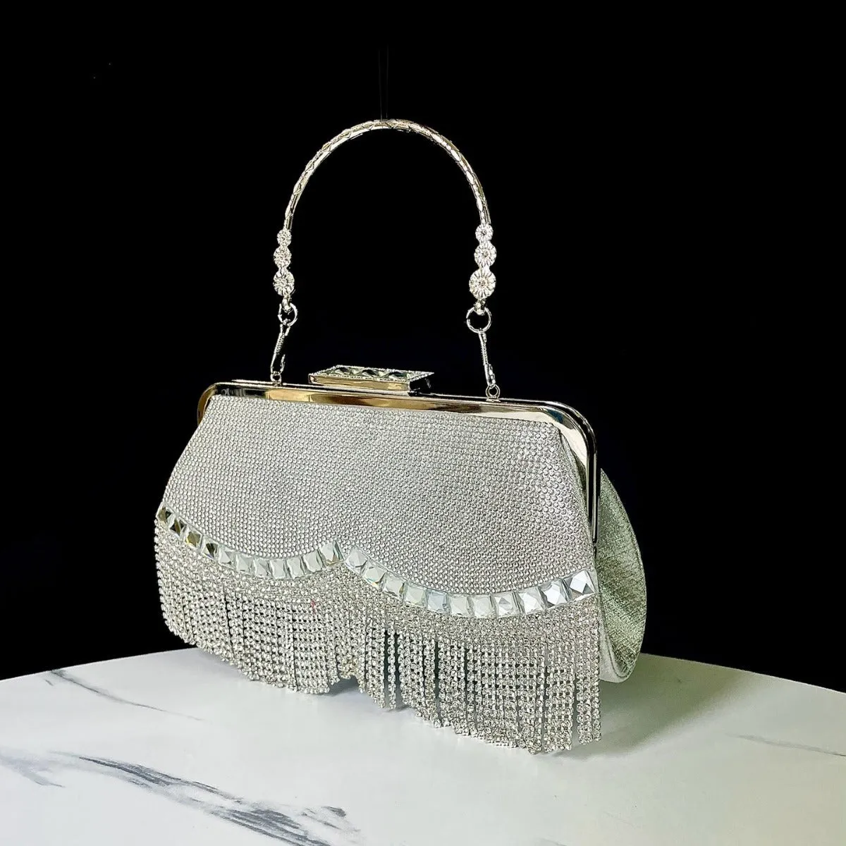 Tassel crossbody banquet bag in polyester shell shape with diamond chain and open pocket, available in black, gold, or silver