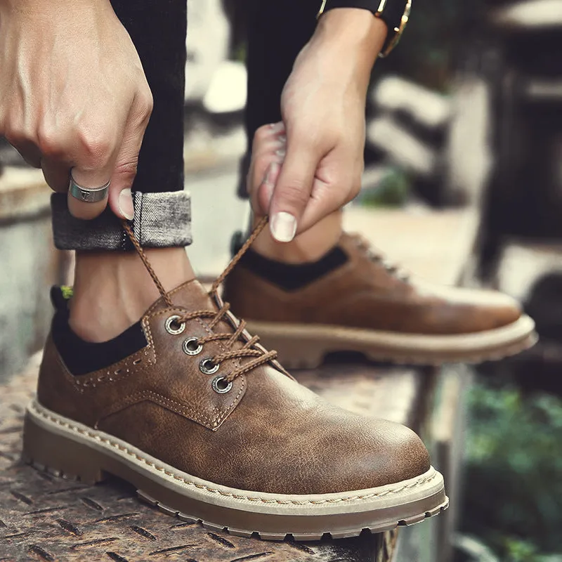 Men's low-top casual shoes in black with a round toe and front lace-up closure.