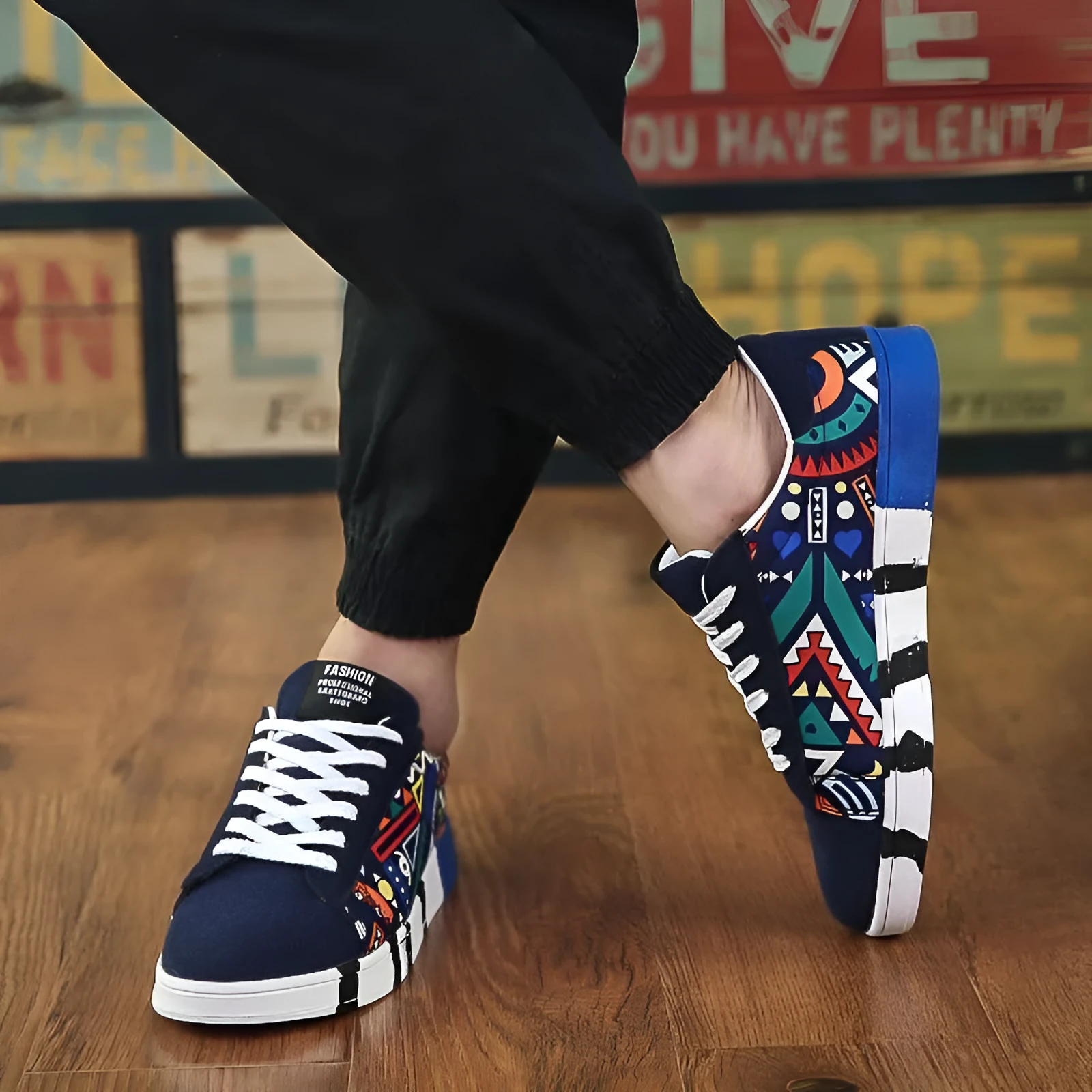 Canvas shoes for men and women, lace-up, rubber sole, available in black blue and colour, sizes 39 to 44