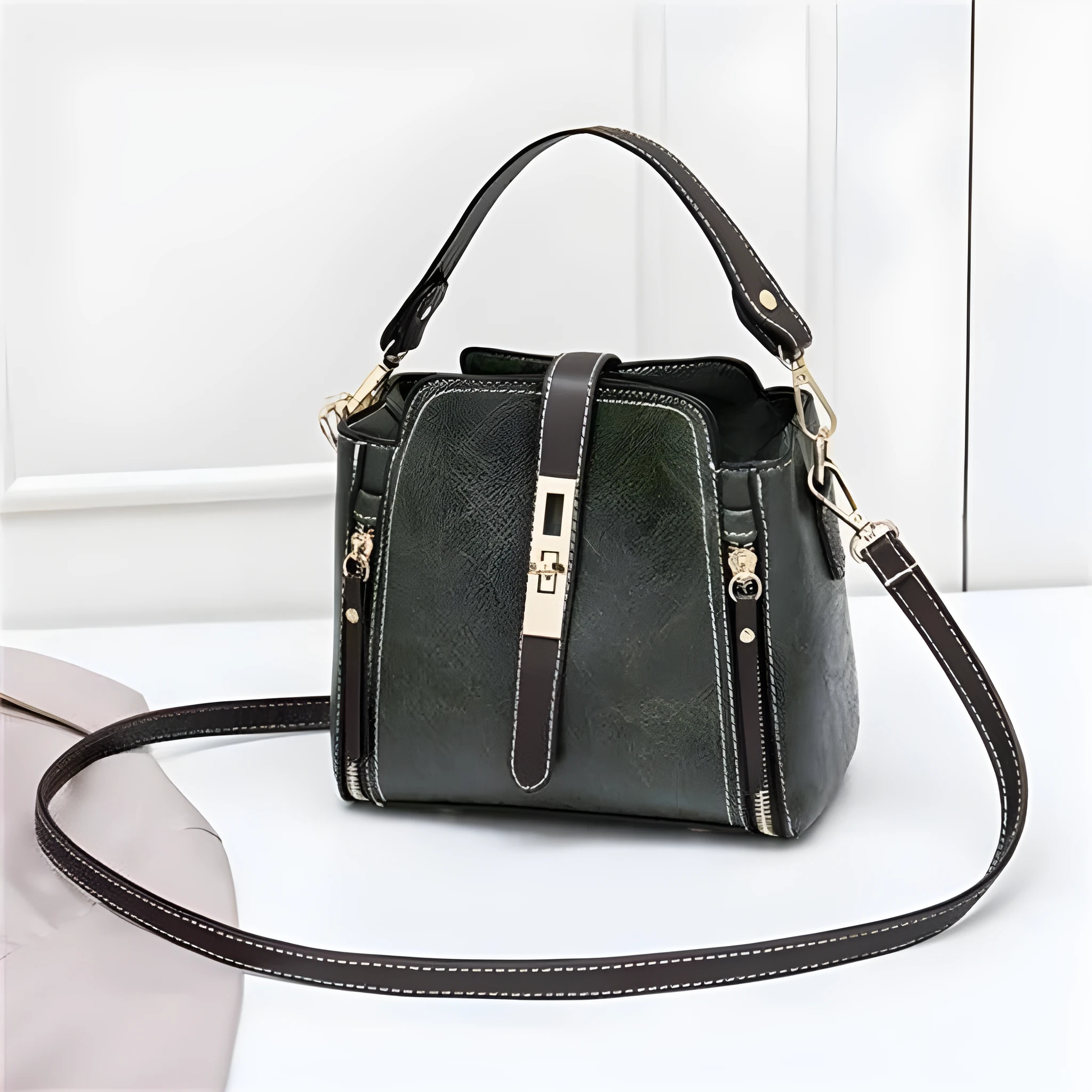 Women shoulder bag in faux leather with detachable handle and adjustable strap, Brown