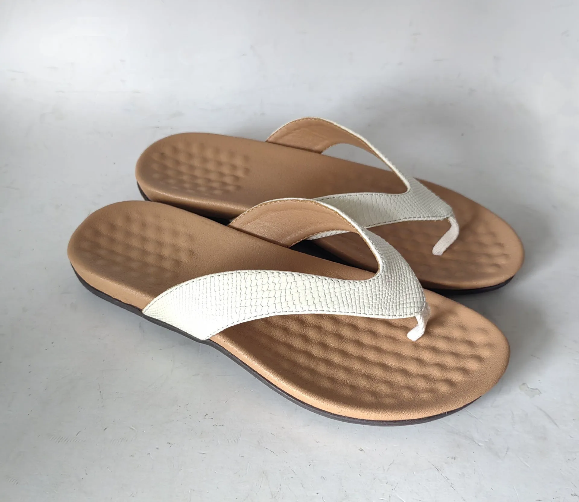 Women's casual flip flops with PU upper, rubber sole, overfoot strap, in black colour