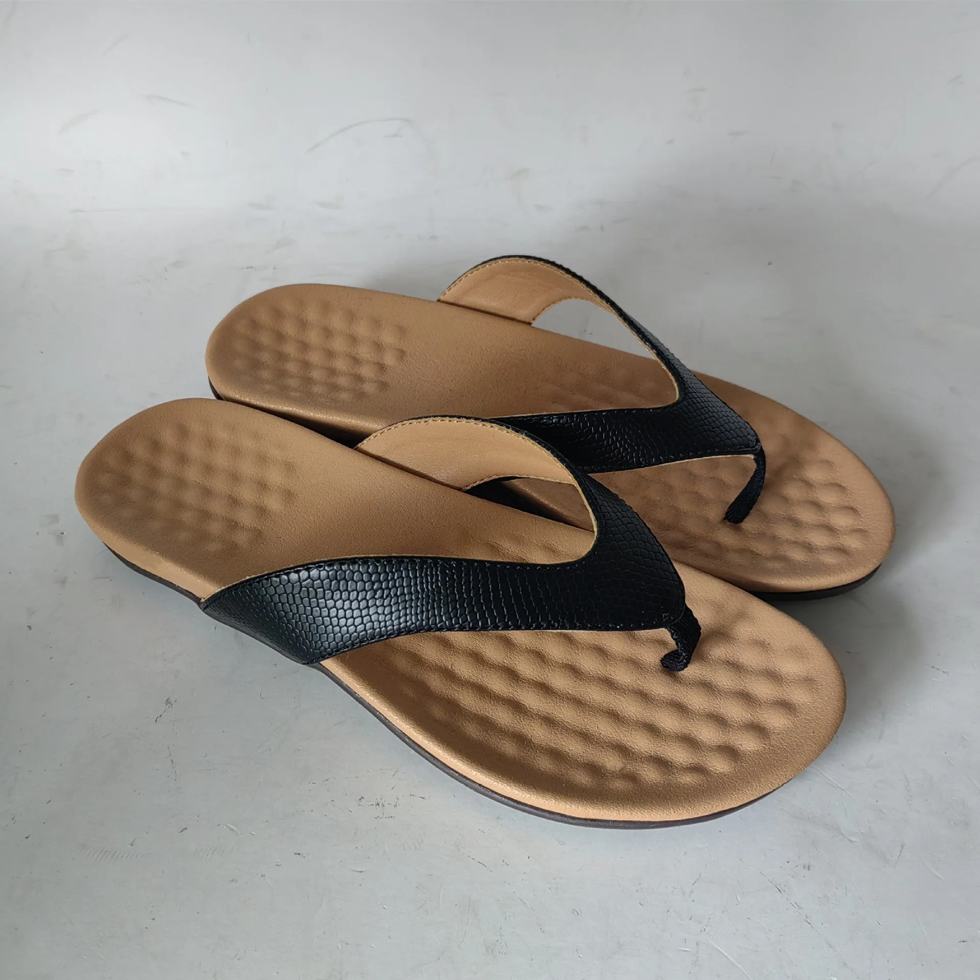 Women's casual flip flops with PU upper, rubber sole, overfoot strap, in black colour