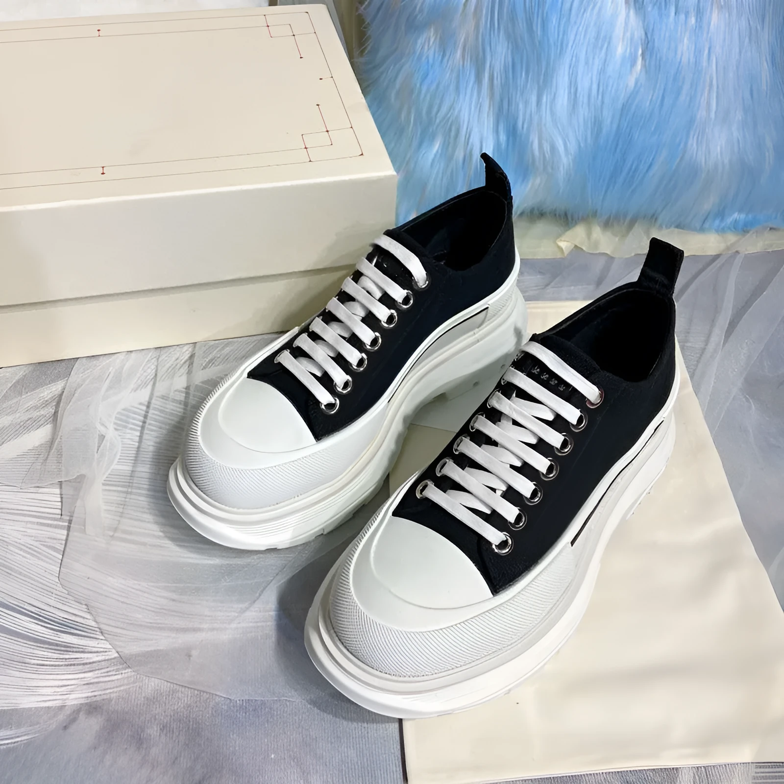 Women's denim casual shoes with platform sole, flat heel, available in black and blue colours