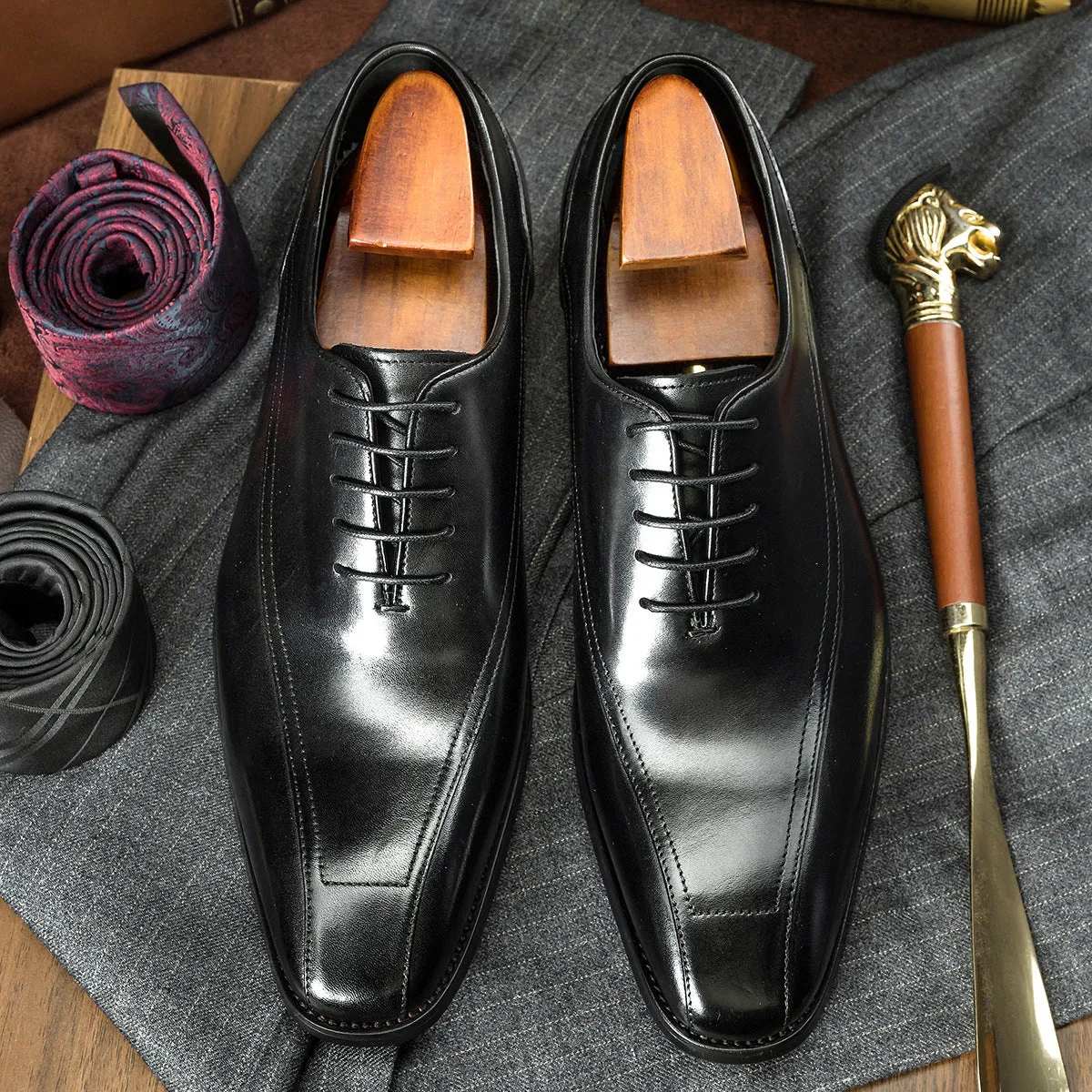 Men's casual Oxford leather shoes in black with leather toe cap and rubber sole