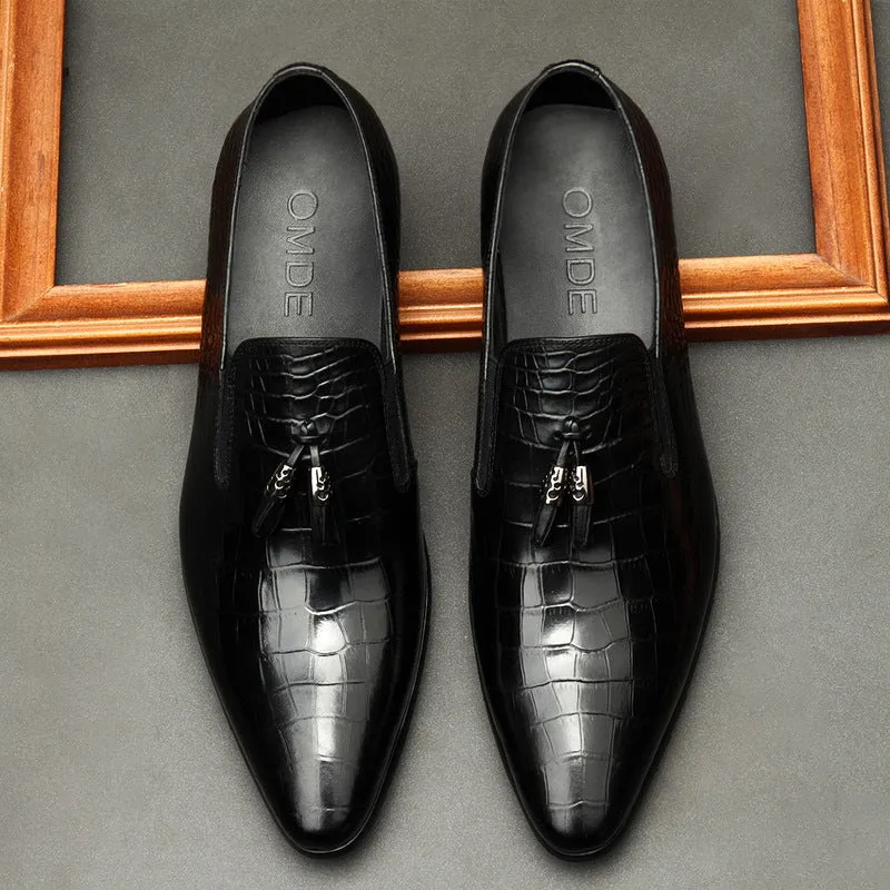 Formal men's pointed toe dress shoes in genuine cowhide leather, black colour, low-top design with rubber sole