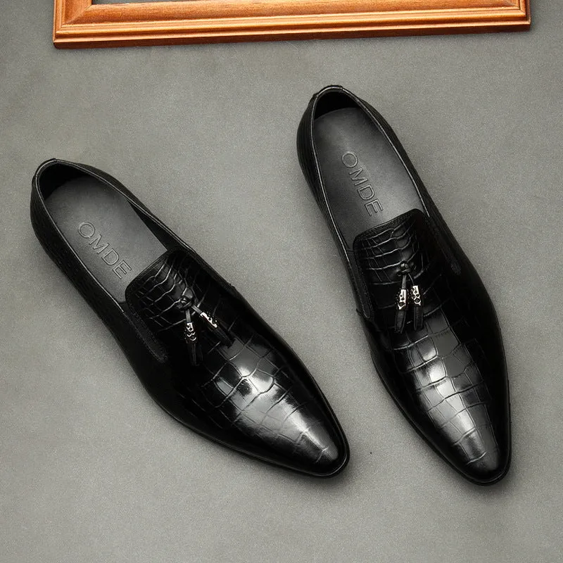 Formal men's pointed toe dress shoes in genuine cowhide leather, black colour, low-top design with rubber sole