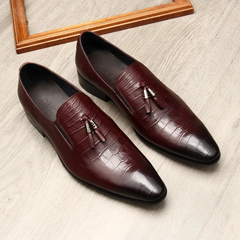 Formal men's pointed toe dress shoes in genuine cowhide leather, black colour, low-top design with rubber sole