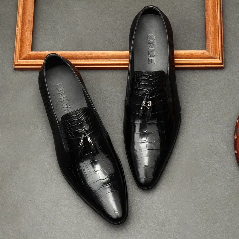 Formal men's pointed toe dress shoes in genuine cowhide leather, black colour, low-top design with rubber sole