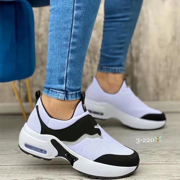 Women's closed toe low top sports shoes in patent leather with slingback design, round toe, and injection-moulded rubber sole