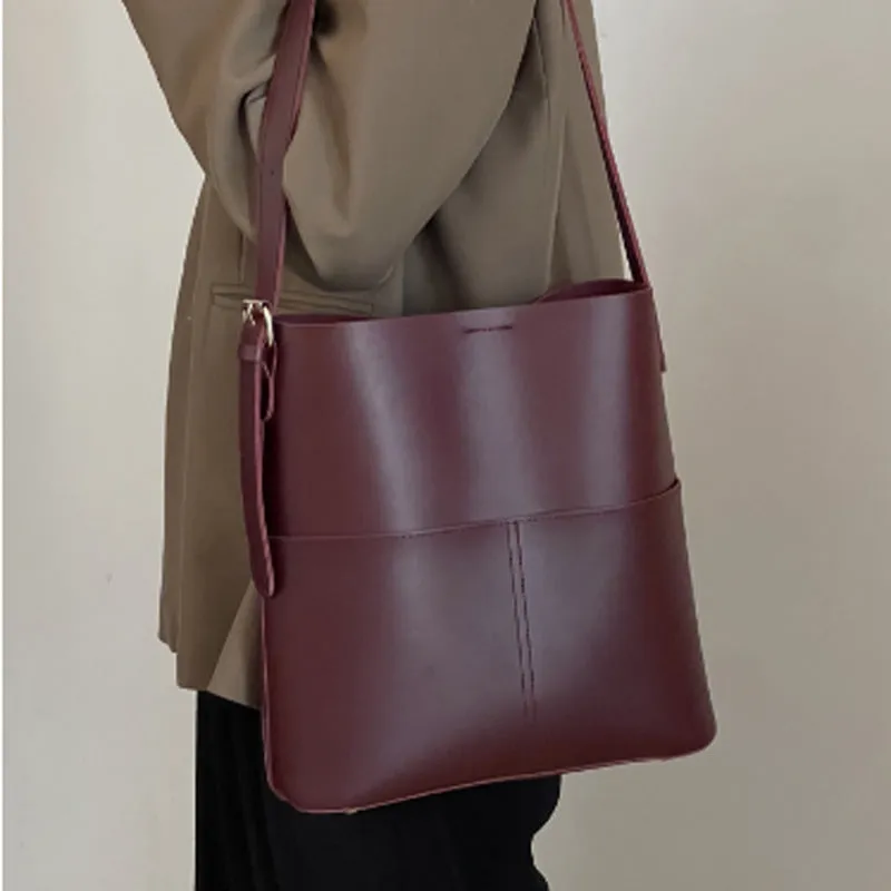 Large capacity PU shoulder bag in black with decorative seaming and sandwich pocket