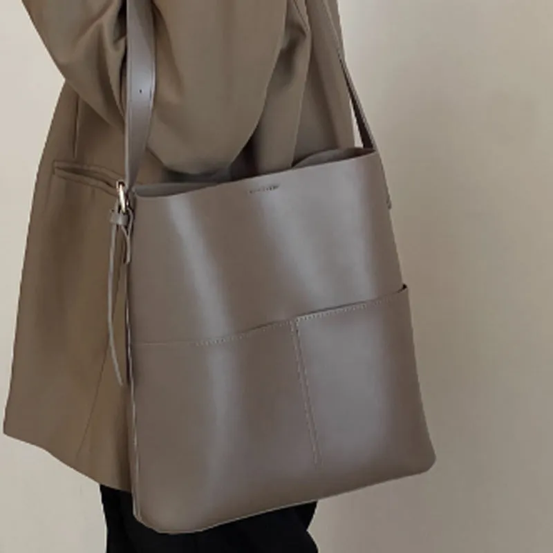 Large capacity PU shoulder bag in black with decorative seaming and sandwich pocket