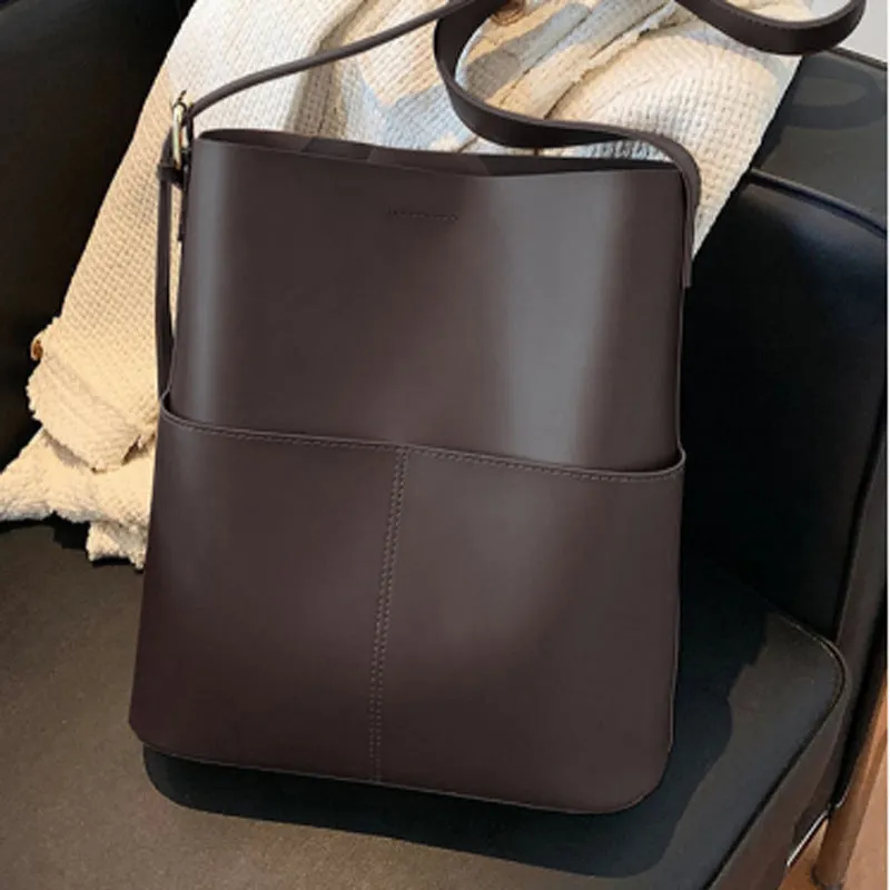 Large capacity PU shoulder bag in black with decorative seaming and sandwich pocket