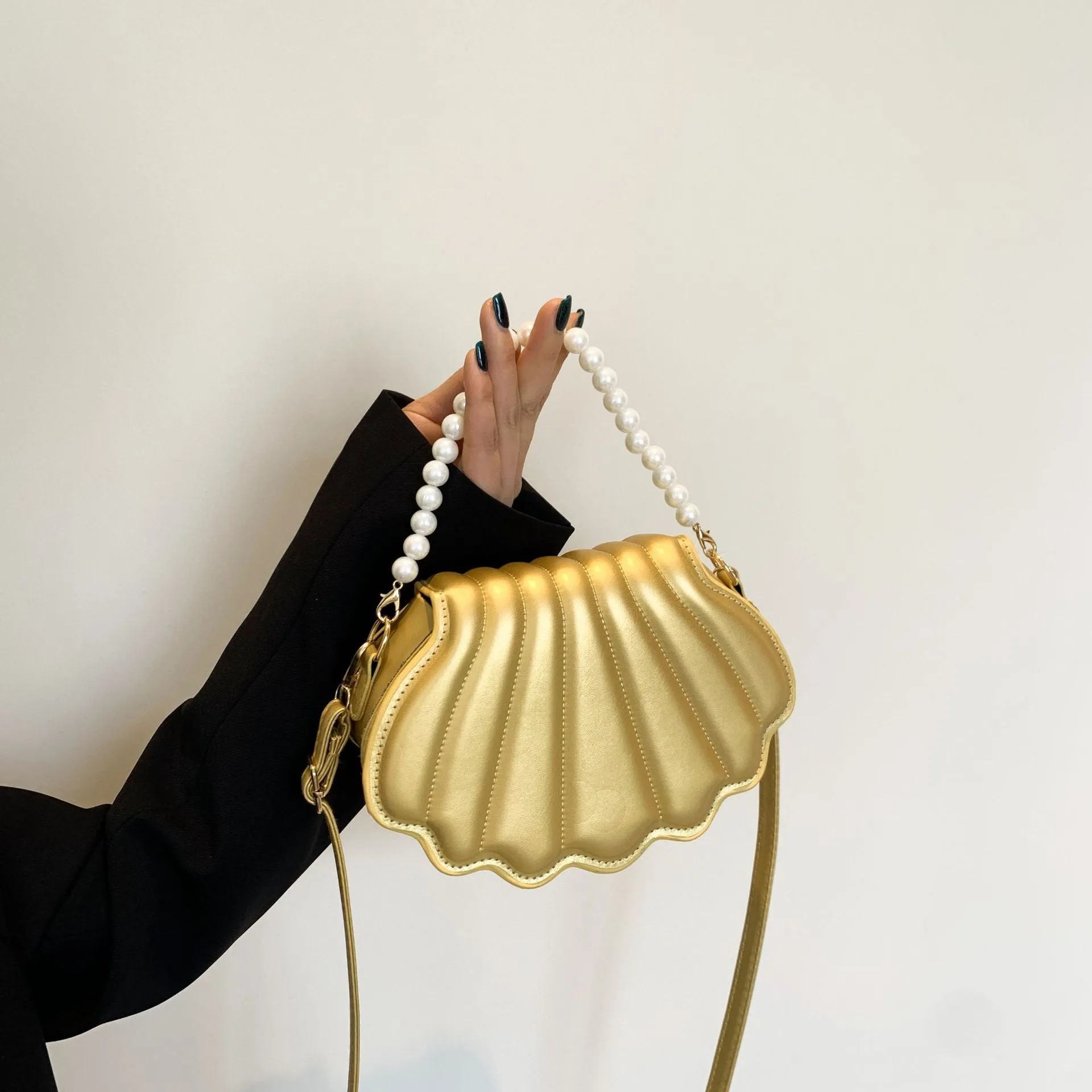Women's simple messenger bag in PU shell shape with single shoulder strap, available in multiple colours
