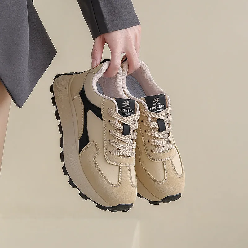Women's low-top platform sports shoes in card black with lace-up front and rubber sole
