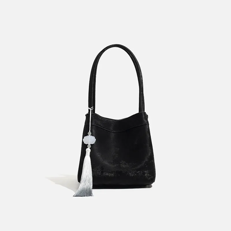 Portable shoulder crossbody bag in black PU leather with open pocket outer and sewing thread detail