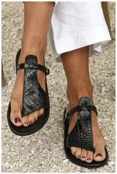 Women's buckle large size flat bottom sandals in black with herringbone toe bracket and leather lining