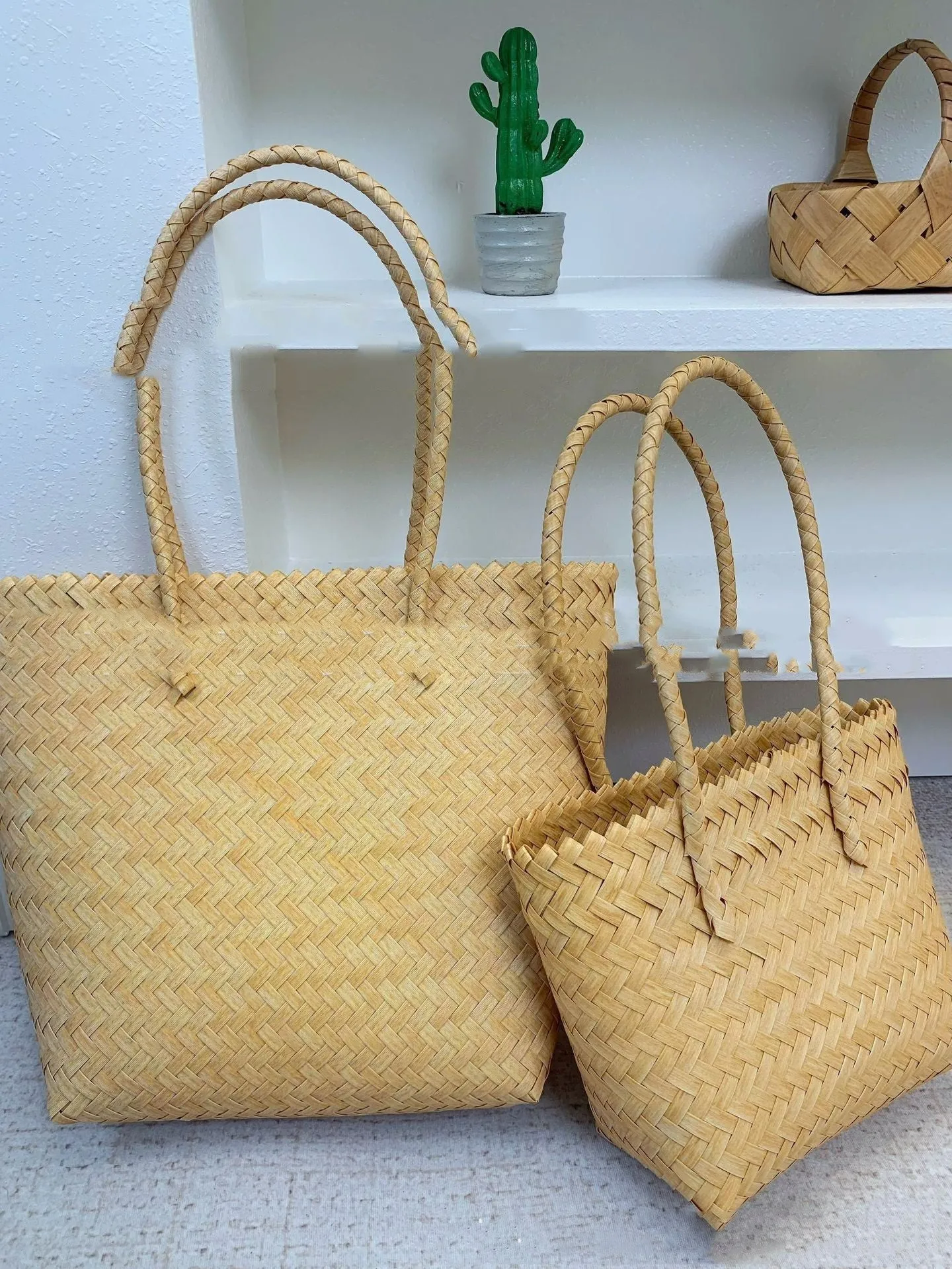 PVC straw shoulder bag in beige, square vertical shape, double connector strap, 22x12x22cm size