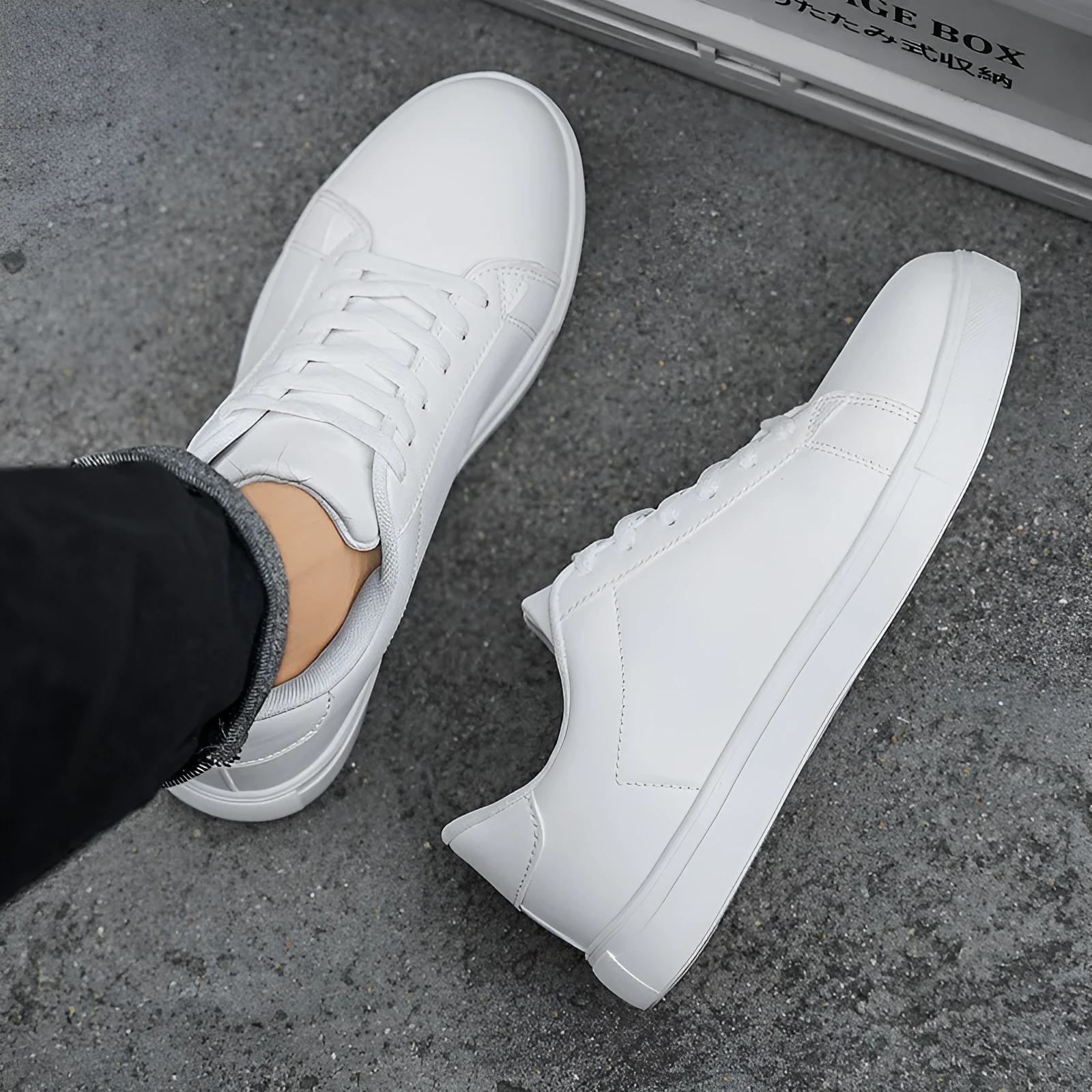 Men's casual lightweight soft-soled sneakers with rubber sole and lace-up closure