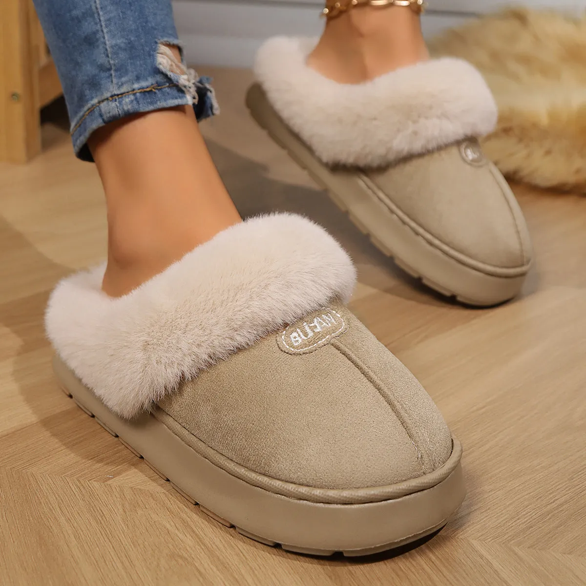 Couple's indoor half-covered heel slippers in suede with artificial wool lining, flat heel, and sewing thread detailing