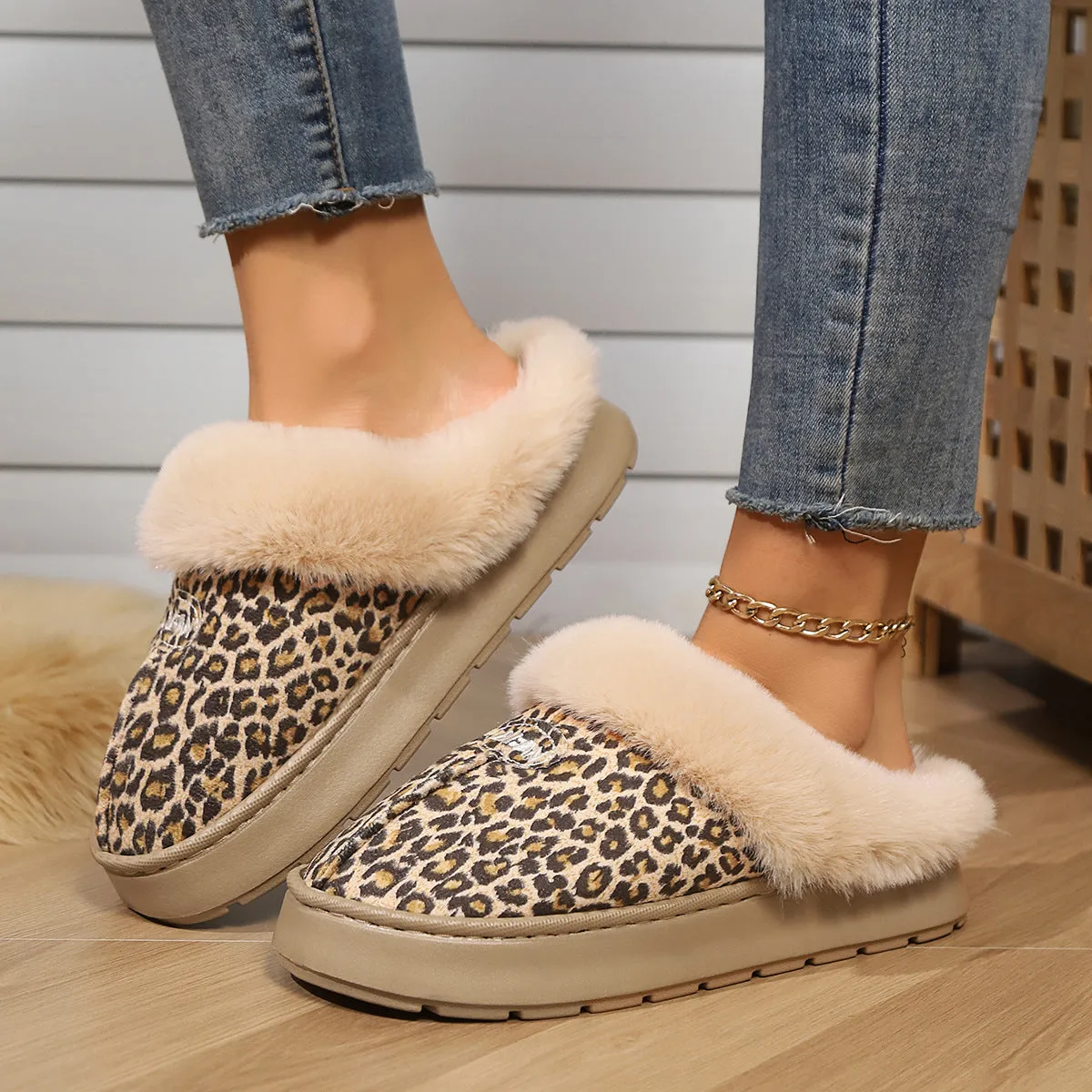 Couple's indoor half-covered heel slippers in suede with artificial wool lining, flat heel, and sewing thread detailing