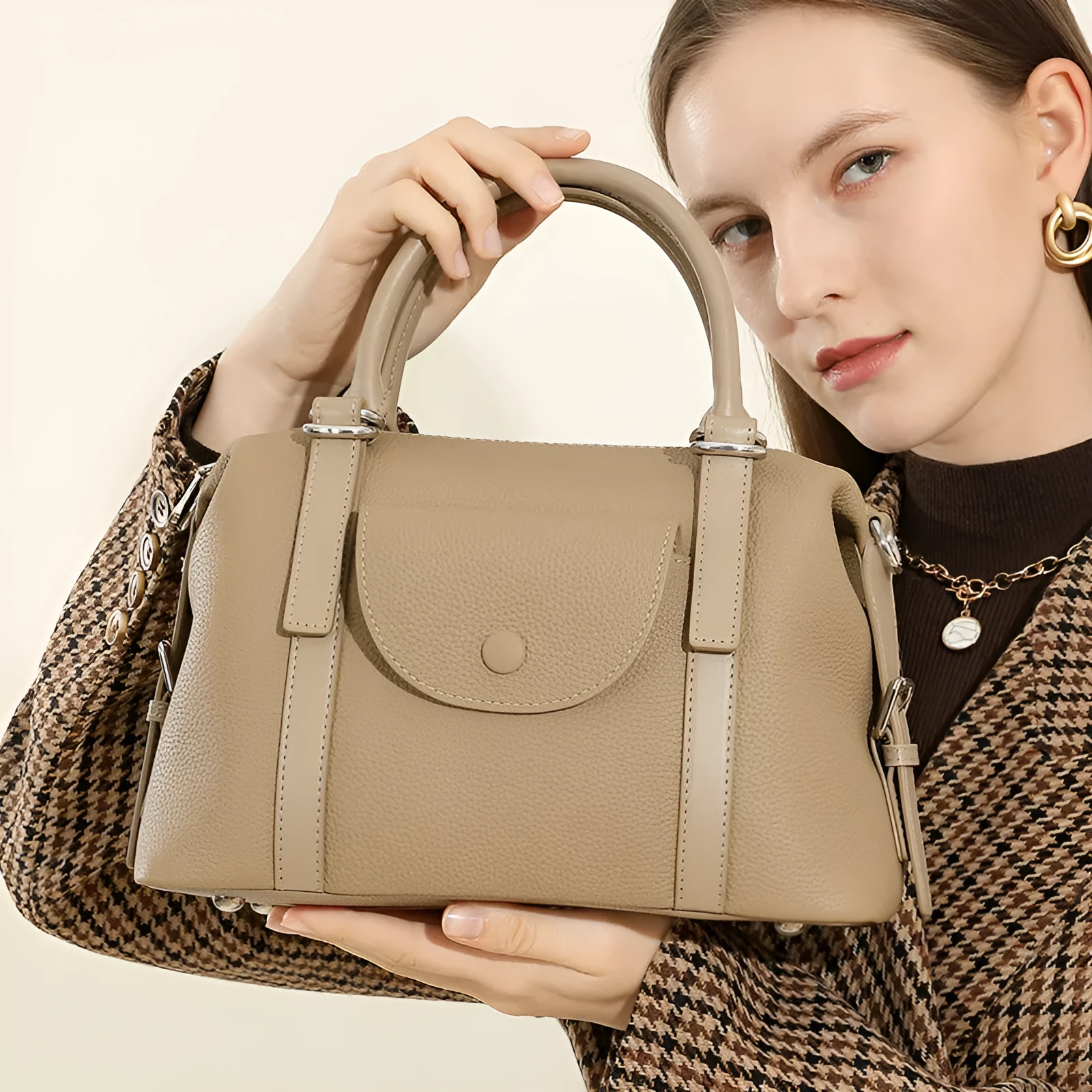 Genuine leather ladies' shoulder bag with stitching details and lock fastening in three colour options