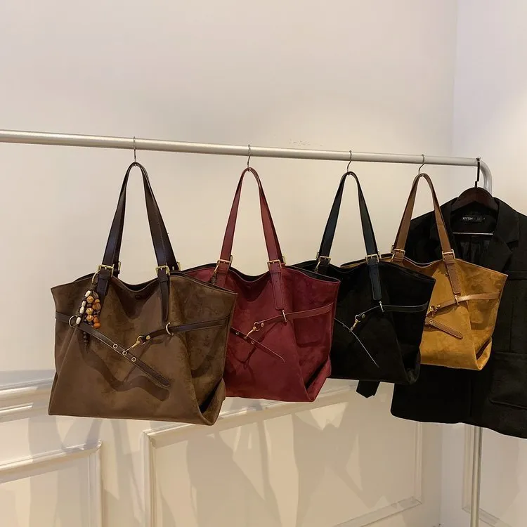 Large capacity soft PU leather shoulder bag for women in retro style with sewing thread detail and pendant