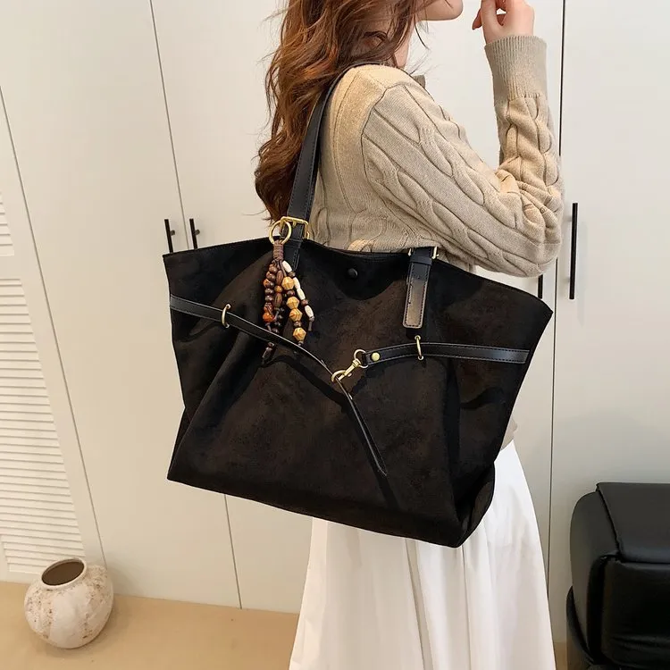 Large capacity soft PU leather shoulder bag for women in retro style with sewing thread detail and pendant