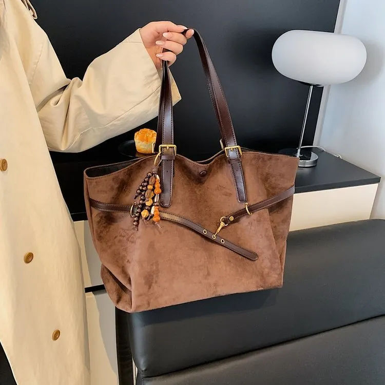 Large capacity soft PU leather shoulder bag for women in retro style with sewing thread detail and pendant
