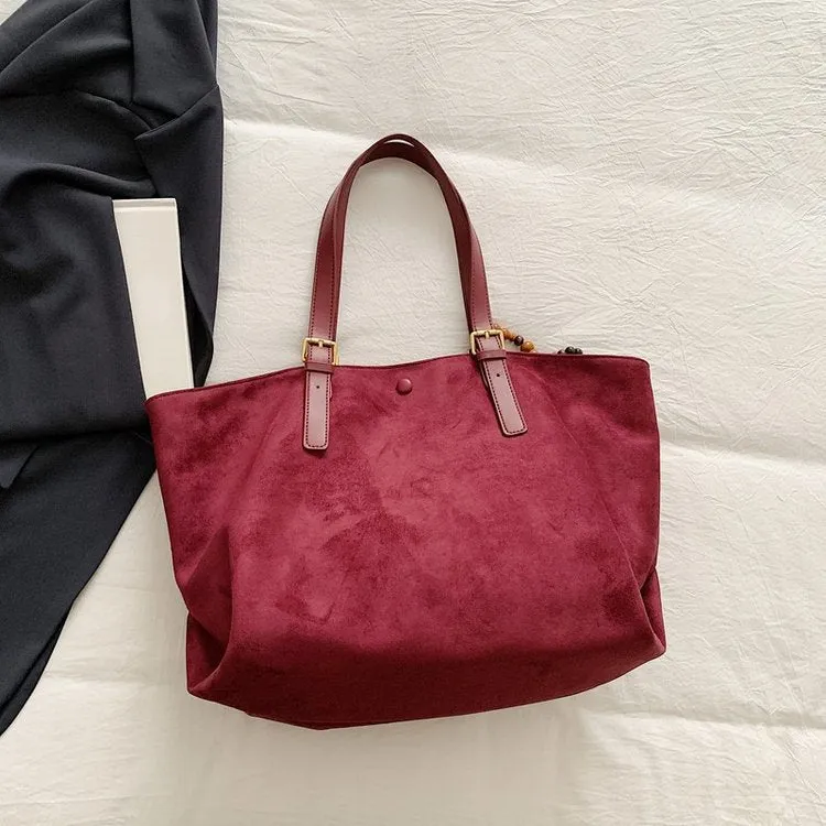 Large capacity soft PU leather shoulder bag for women in retro style with sewing thread detail and pendant
