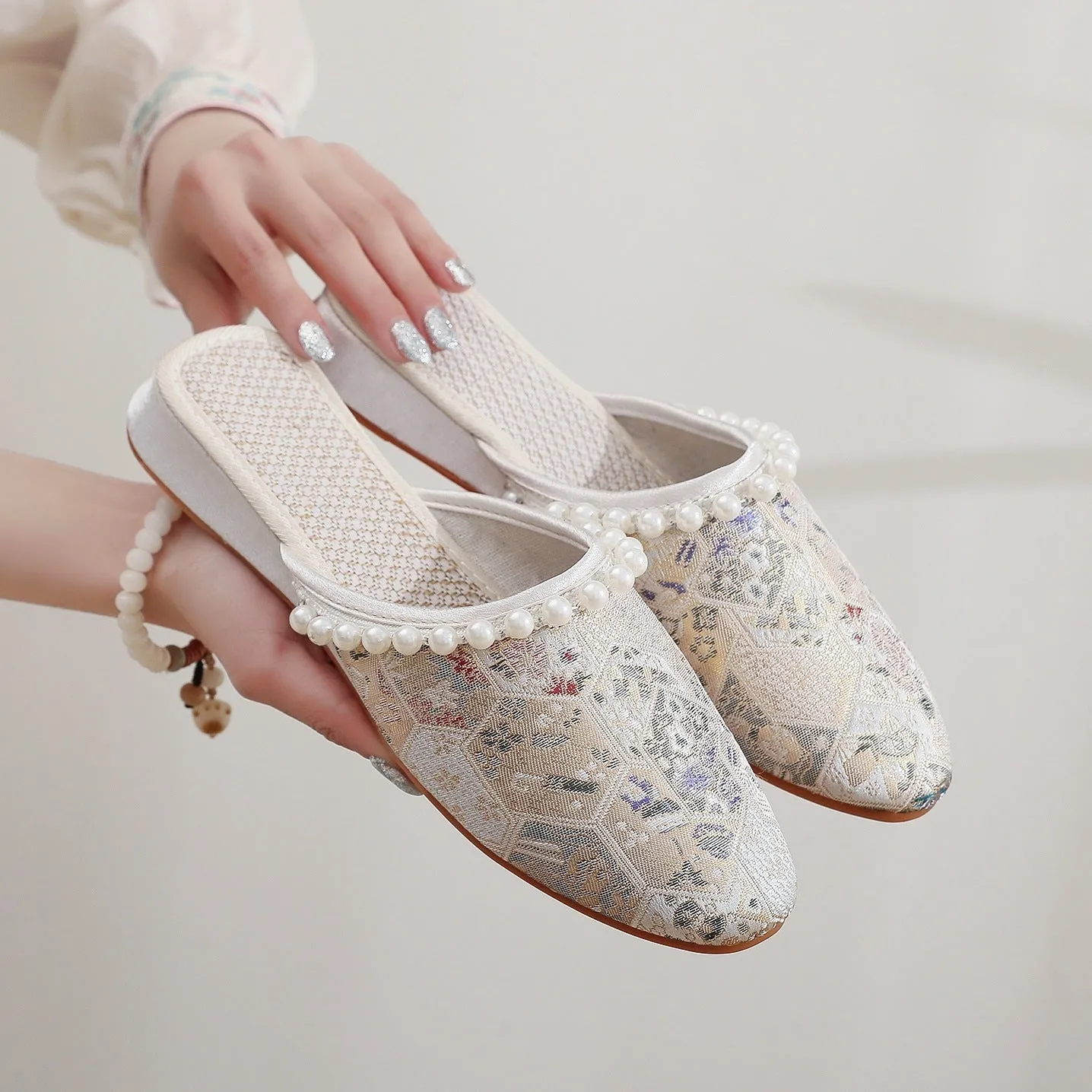 Canvas women's retro cloth shoes with embroidered beads flowers tassels on a low wedge heel in solid colour white beige green